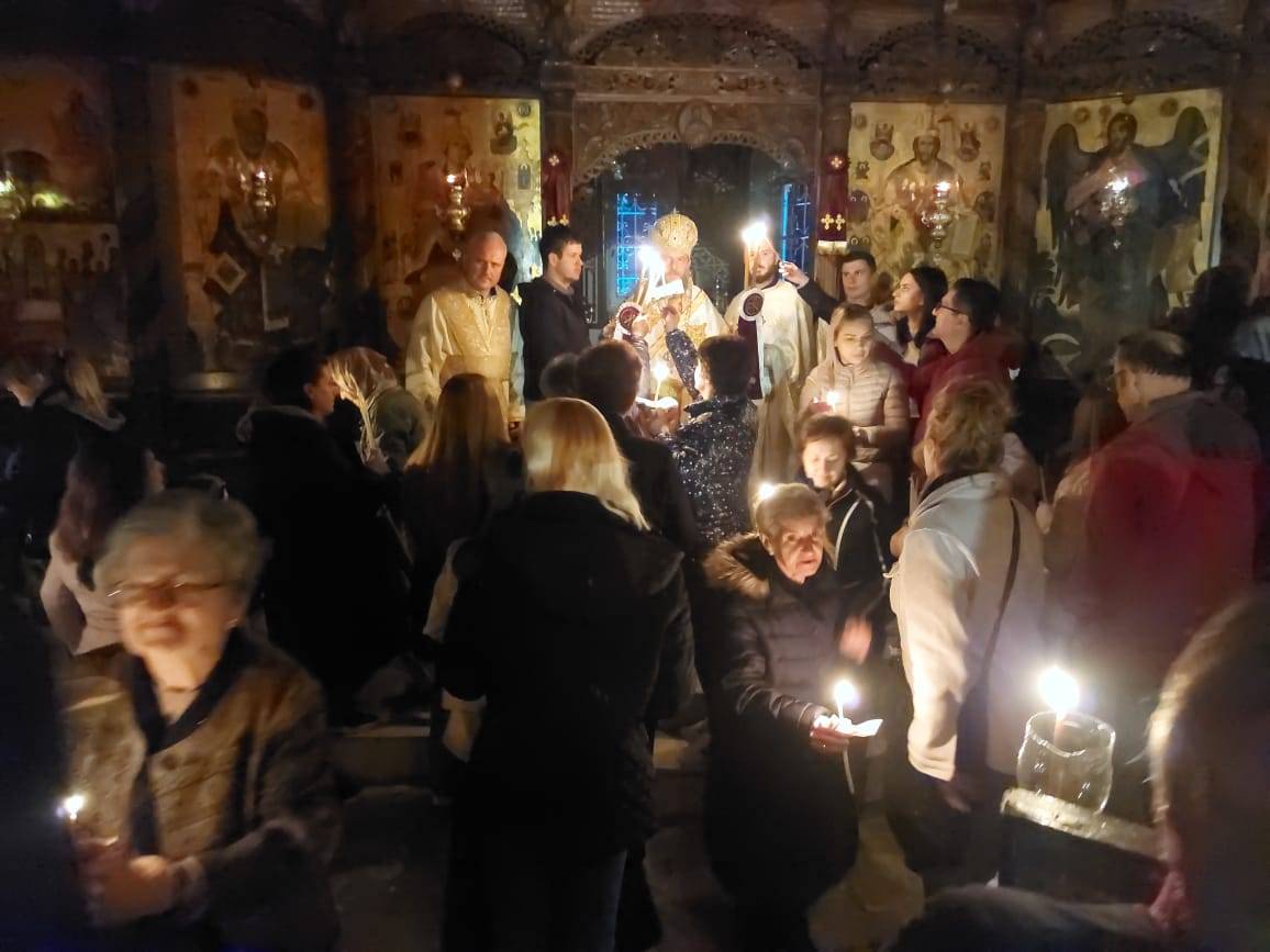 Митрополитот крушевски и демирхисарски го објави Воскресението Христово во Крушево - Слика
